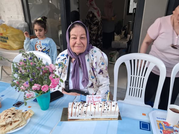 Derneğimizin Kurucularından ve Yönetim Kurulu üyesi Aliye Öztürk Hanımefendiye sürpriz Bir doğum günü kutlaması