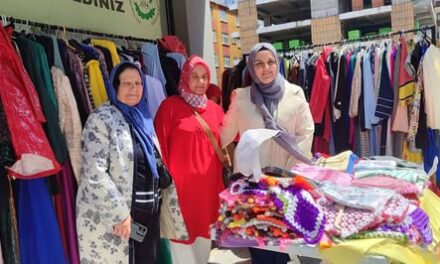 Zeytinburnu AK Parti Kadın Kolları Yönetim Kurulu üyesi Hatice Çelik, Telsiz Mahalle Başkanı Pınar Ekren ve Yıldız Hanımefendi Kermesimizi Ziyaret Ettiler