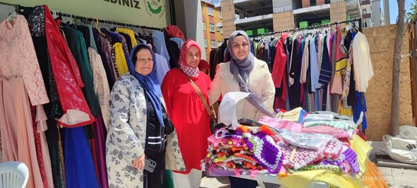 Zeytinburnu AK Parti Kadın Kolları Yönetim Kurulu üyesi Hatice Çelik, Telsiz Mahalle Başkanı Pınar Ekren ve Yıldız Hanımefendi Kermesimizi Ziyaret Ettiler