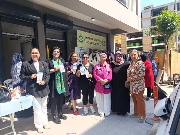 Doğu ve Güneydoğu Kültür Sanat Derneği Halkla İlişkiler Komisyonu Başkanı Nazlı Erkılıç, Hizmet-İş Sendikası İstanbul Ev İşçileri Koordinatörü Gülseren Bozkurt ve geçmiş dönem AK Parti Zeytinburnu Kadın Kolları Başkan Yardımcısı Sevgi Arcan`a Teşekkürler